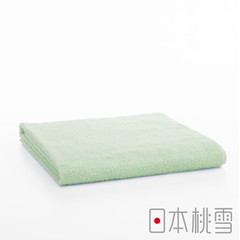 一條淺綠色飯店大毛巾，材質柔軟，質地蓬鬆，呈現簡潔的摺疊樣式，背景為純白色。