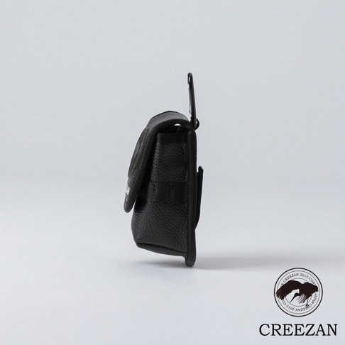 黑色皮革高爾夫球收納腰包，帶有登山扣及織帶。