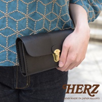 職人手作黑色皮革長夾，具手風琴式多卡層設計，搭配金色金屬釦，由手持展示。