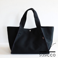 黑色三河木綿刺子織托特包，具有可變形設計和兩個織帶提把，中央有銀色金屬扣。