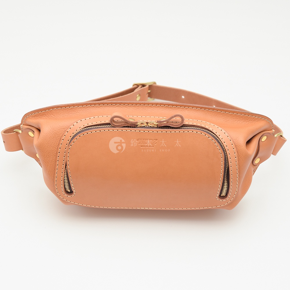 日本HERZ 職人手作拉鍊旅行斜背包 F-7 咖啡色，中間有SUZUKI SHOP標誌