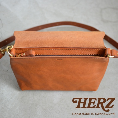 職人手作皮革Organ隨身斜背包，棕色皮革，拉鍊設計，附有肩帶。
