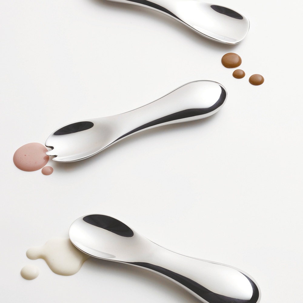 三款金屬冰淇淋勺，勺頭設計不同，一款勺頭有叉狀開口，另兩款為光滑勺面，分別搭配粉色、棕色及白色液體。