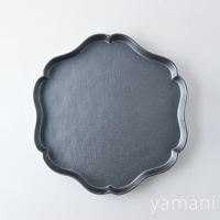 深灰色美濃燒花型主食盤，盤面帶有細緻的紋理，邊緣為波浪狀的輪廓。