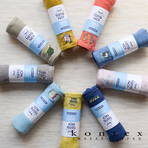 SAUNNER MOKU 薄輕長精繡桑拿浴巾，多種顏色，包括淺灰、淺藍、黃色、粉色、紅色、深藍和綠色，浴巾上繡有不同圖案，如桑拿爐、人物、啤酒杯、椅子和松樹。