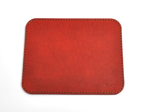 職人手作皮革滑鼠墊板 (KZ-70)，採用紅色皮革製成，四周以精緻的車縫線裝飾，角落為圓潤設計。