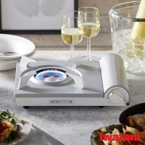 節能高效瓦斯爐Eco Premium II CB-EPR-2，銀白色機身，爐火呈現藍色火焰，附有白色旋鈕控制開關，旁邊擺設酒杯和冰桶。