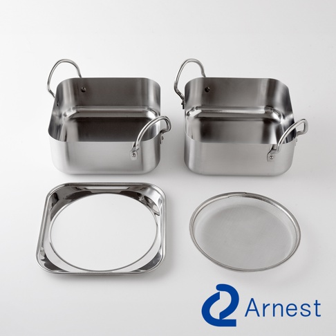 不鏽鋼方型炸物鍋組，包含兩個帶有銀色金屬提把的方型鍋，以及一個不鏽鋼濾油網和一個方形底盤。