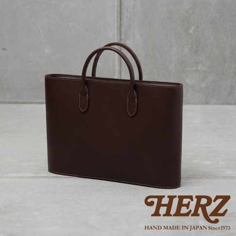 職人手作皮革Organ薄型公事包 G-90，深棕色，簡約設計，雙提把，皮革材質，線條流暢，搭配奶油色縫線，展現精緻工藝。