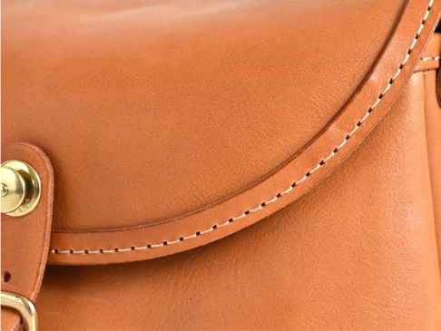 職人手作皮革休閒旅行馬鞍包 (CK-20)，採用棕褐色皮革製成，帶有精緻的縫線細節，並配有黃銅色金屬扣環。