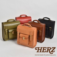 五款手工皮革迷你後背包，顏色包含橄欖綠、紅色、棕色、駝色與黑色，皆有頂部提把、正面翻蓋與金屬釦環。