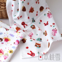 白色紗布浴巾，印有可愛的動物圖案，包括刺蝟、貓頭鷹、兔子、松鼠等，以及糖果和蘑菇圖案。色彩繽紛，材質輕柔。