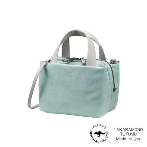 Suede tre tote 方形兩用托特包，淺藍綠色絨面材質，配有灰色手柄和肩帶，日本製造，TUTUMU品牌標誌。