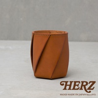 職人手作皮革Organ六角收納筆筒，採用天然皮革製作，呈現溫潤的棕色調，獨特的六角形摺疊設計，簡約實用。