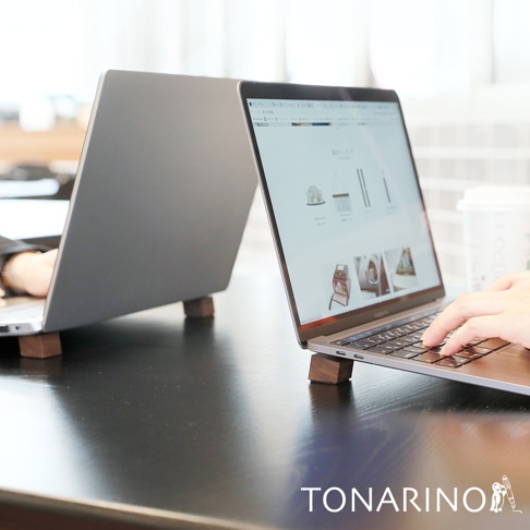 兩組天然實木筆電散熱塊，深棕色，方形，放置於兩台銀色筆記型電腦下方，用於抬高筆電以利散熱。