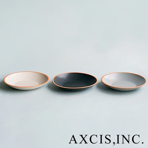 PURE 素燒義大利麵盤，共三色：米白色、炭黑色、淺灰色。陶瓷材質，邊緣帶有仿銅色飾邊，呈現簡約百搭的設計風格。