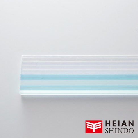 家具防倒固定墊 UEQ-304，材質為透明膠狀，帶有兩條藍色橫向紋路，質地柔軟，可彎曲，長度約30公分，用於固定家具。