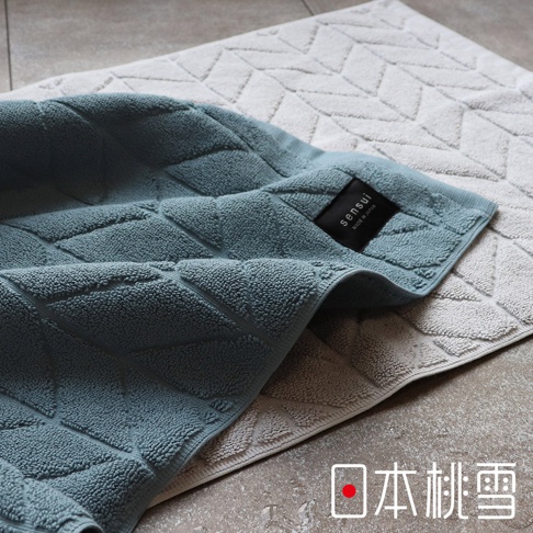 兩款sensui SEK抗菌防臭高密度吸水飯店風浴墊，分別為灰藍色和米白色，皆採用菱格紋緹花設計，質地柔軟，觸感佳。