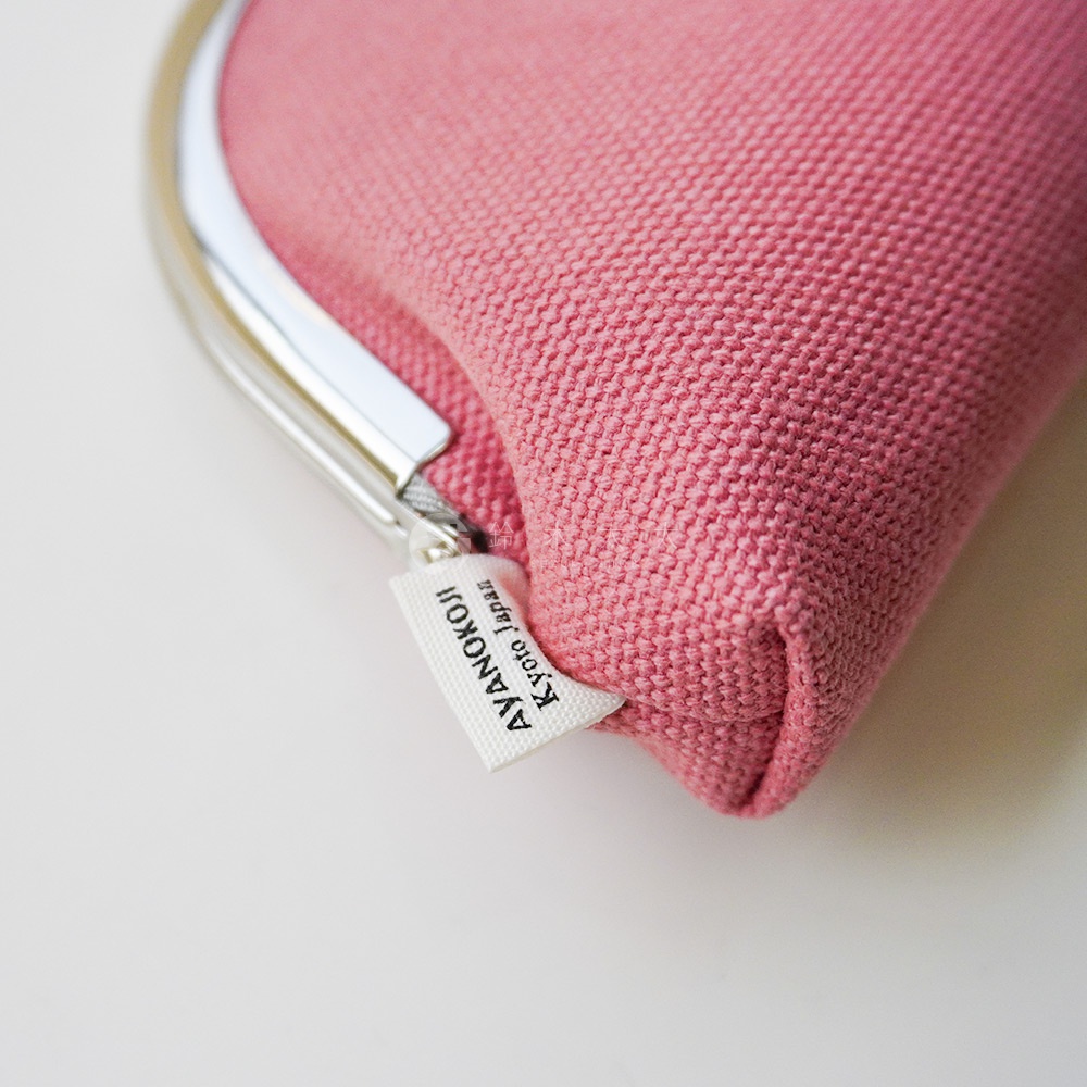AYANOKOJI京都職人手作粉色布面口金眼鏡收納盒，特寫局部，標籤顯示「AYANOKOJI Kyoto Japan」。