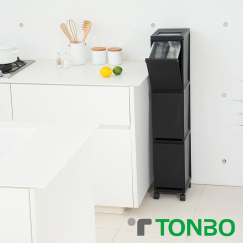 簡潔、線條流暢的黑色三層抽屜式分類垃圾桶，配有滾輪，頂部抽屜打開，內有玻璃杯，適合廚房或狹小空間。