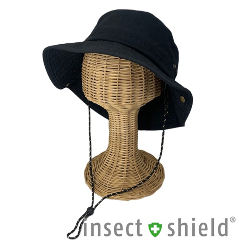 黑色兒童款機能防護帽，採用可調節抽繩設計，帽沿寬大，側邊有按扣可將帽沿固定。