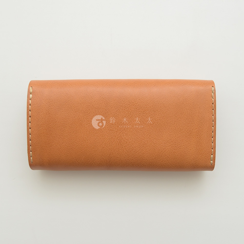 職人手作皮革長夾，手風琴式多卡層設計，材質為皮革，顏色為大地棕色，車縫線清晰。