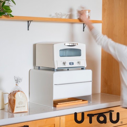 UtaU 抽屜式多功能萬用收納整理櫃-加高，搭配上方白色烤箱，左側擺放一袋吐司，右側有人手伸向層架上的罐子。