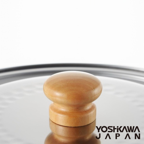 不鏽鋼雪平鍋的圓形木質鍋蓋，帶有木紋和光滑的表面。