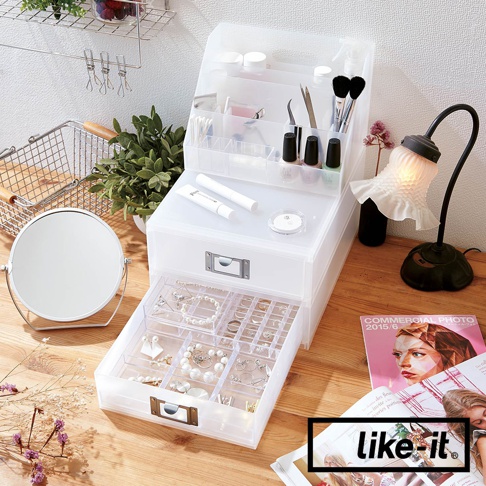 透明塑膠製成的可疊式文件收納盒，頂部有分隔收納空間，可放置化妝品、指甲油、化妝刷等。下方有抽屜，展示了各式各樣的項鍊、戒指、耳環等飾品。