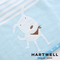 淺藍色純棉紗布毛巾，繡有白色條紋背景的卡通狗圖案，狗繫著棕色領巾。