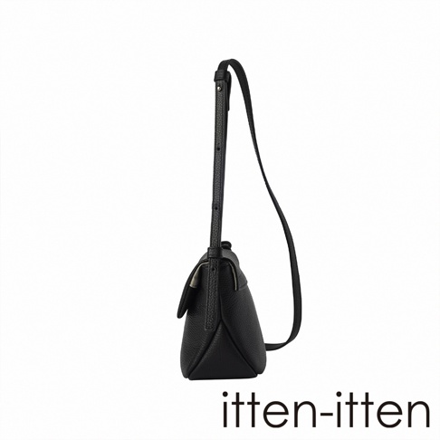 itten-itten 黑色皮革點結吊飾迷你單肩包，展示包包側面，搭配可調節細肩帶。