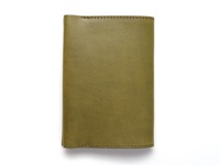 橄欖綠皮革翻蓋記事本書套，尺寸 L，無裝飾，縫線清晰，簡約設計。