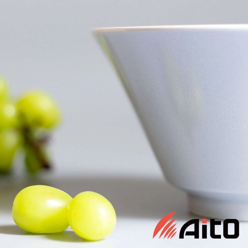 淺藍色美濃燒簡約釉彩深碗，碗身呈現柔和的漸層光澤，搭配兩顆鮮綠色葡萄，營造質感生活氛圍。