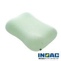 淺綠色網狀布套包裹的記憶枕，具有人體工學曲線，側邊有拉鍊，底部有品牌標誌。