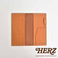 職人手作皮革旅行記事本書套，採用淺棕色牛皮製成，內有隔層與卡槽，以白色縫線裝飾，右側邊緣有皮革束帶。