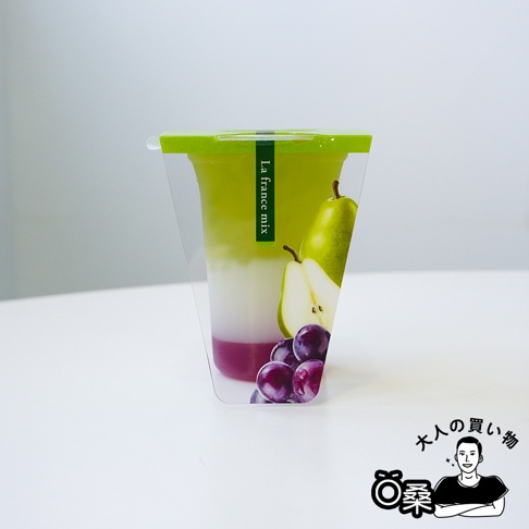 綠色蓋子與透明杯身，內含三層不同顏色的果凍，分別為紫色、白色和黃綠色。杯身外側印有完整一顆及對切的黃綠色西洋梨，以及一串紫色葡萄的圖案，標籤上印有「La france mix」字樣。