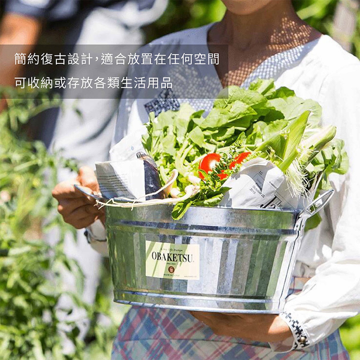 這款復古設計的金屬桶，裝滿了新鮮的綠葉蔬菜和番茄，適合收納或存放各種生活用品。