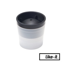 一個由黑色頂蓋和半透明圓柱形外殼組成的威士忌冰球製冰盒，頂蓋內嵌一個圓形的黑色模具，模具頂部中央有一個小孔。