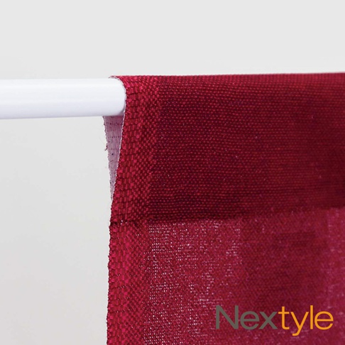 深紅色粗織布圓印花門簾，材質紋理清晰，透過白色掛桿。