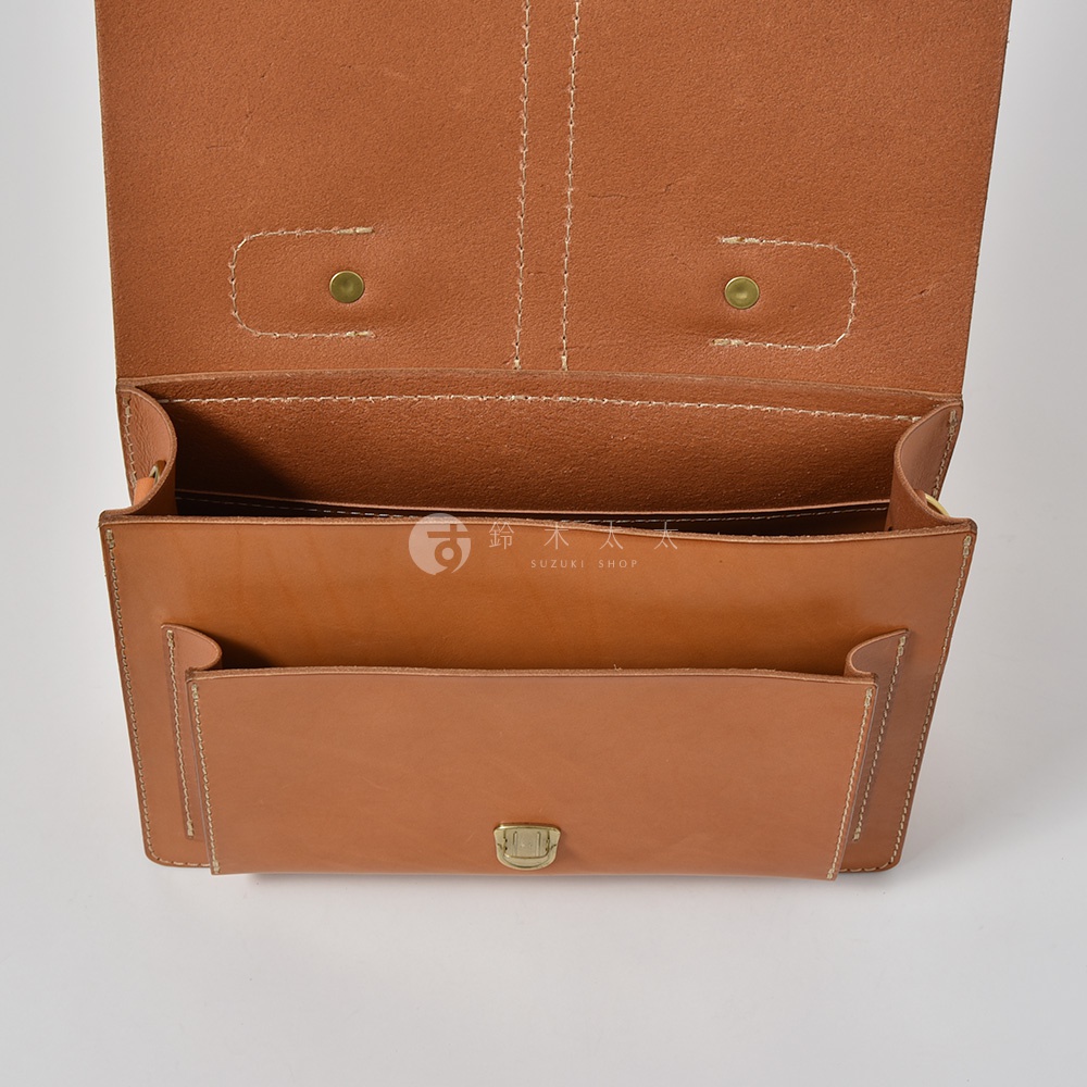 淺棕色皮革製成的商務後背包，內部結構展示，包含翻蓋、磁扣、多個隔層及細緻縫線。