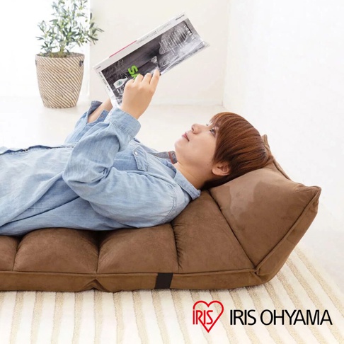 咖啡色多段式紓壓單人沙發床，布面材質，可調式靠背，一人躺臥閱讀。