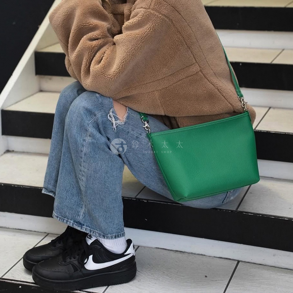 京都職人手作隨身側背包，採用荔枝紋皮革，顏色為鮮豔的綠色，搭配銀色金屬鍊條，包身簡潔，適合日常攜帶。