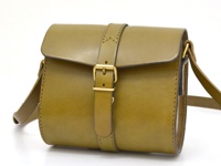 橄欖綠皮革單肩包，設有翻蓋式前袋，配有可調節皮帶和金色皮扣。