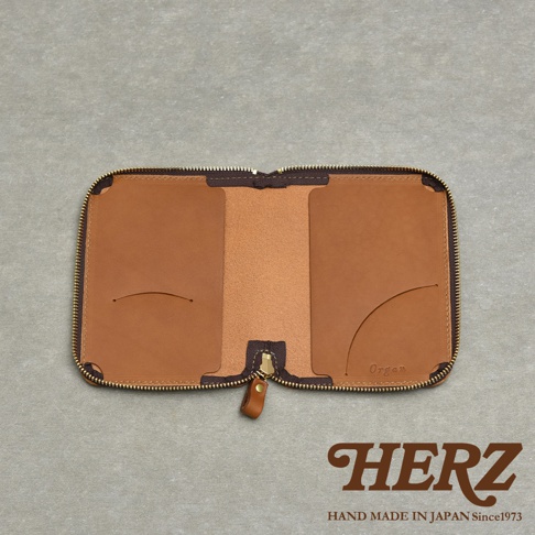 HERZ 職人手作皮革Organ記事本收納包，棕色皮革，拉鍊開合，內部有多個隔層。