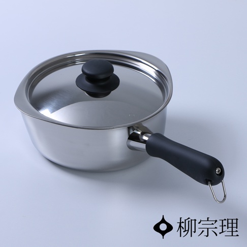 不鏽鋼亮面單手鍋，鍋身為銀色不鏽鋼材質，配有黑色防燙手柄和透明玻璃鍋蓋，鍋蓋中央有黑色圓形鍋鈕。