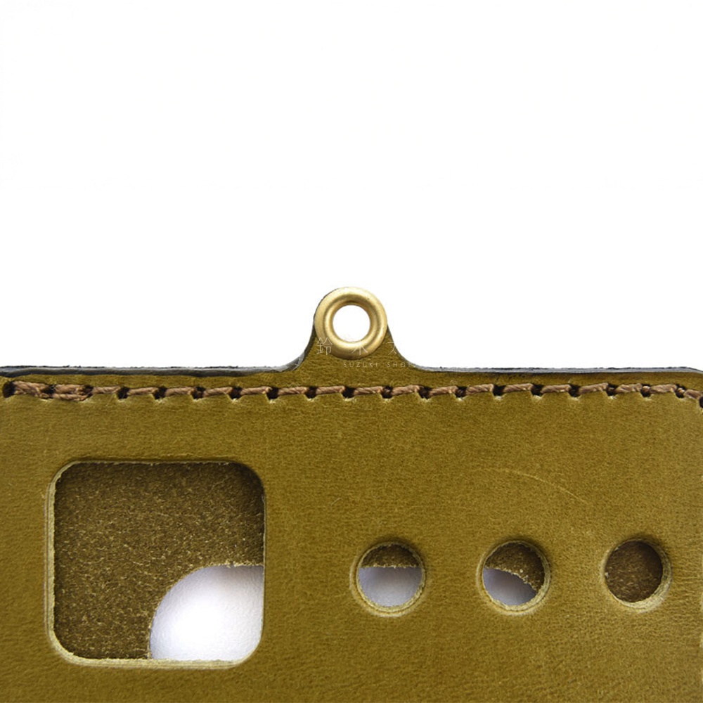 日本HERZ職人手作皮革交通卡收納夾KC-103黃褐色，頂部有圓形掛孔，側面有三個圓形透氣孔