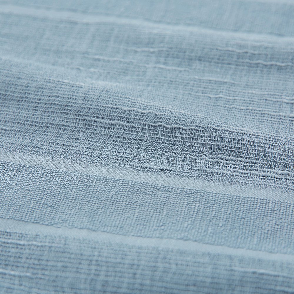 今治匹馬棉經典圍巾，淺藍色，織紋細膩，帶有橫向條紋，材質柔軟。