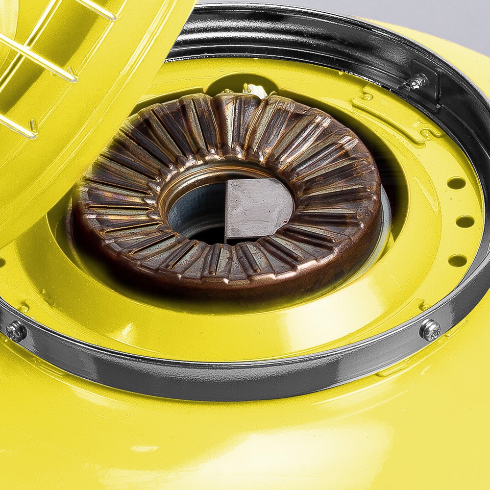 黃色卡式瓦斯暖爐頂部特寫，金屬燃燒器呈現放射狀紋路，周圍有銀色金屬邊框與固定螺絲。