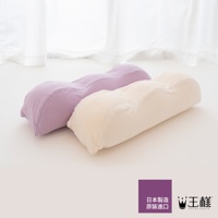 兩個女人の美容抬腿枕，一個為淡紫色，另一個為淺米色，皆為曲線造型，布料材質，放在白色平面上，背景為淺色窗簾。