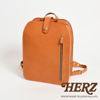 職人手作皮革後背包，經典棕色，採用高品質皮革製作，簡約設計，配有拉鍊口袋和可調式背帶。